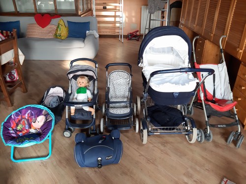 Carrozzine e passeggini e bambole tutto per gioco 