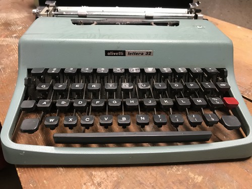 Macchina da scrivere Olivetti Lettera 32