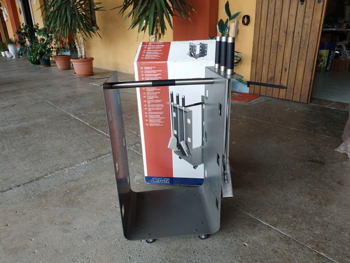 Porta legna con attrezzi
