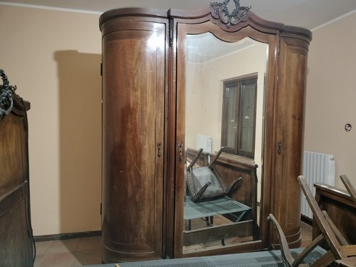armadio e letto antico con finiture in ferro e leg