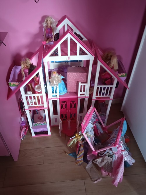 Vendo casa di Malibu Barbie accessoriata