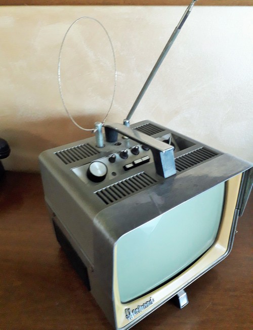 Televisore portatile bianco e nero anni '60 DERMON