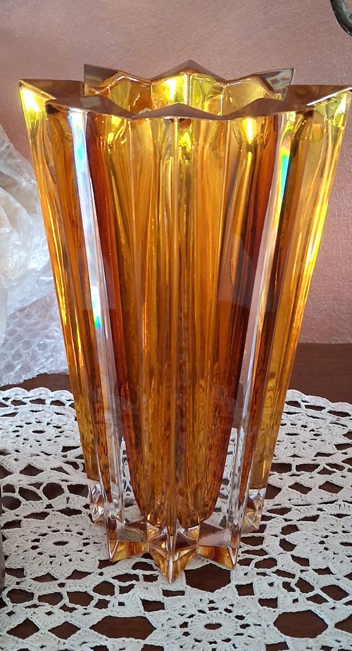 Vaso Art D�co  in vetro  ambra  a forma di stella.