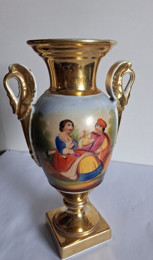 Antico Vaso  in porcellana bianca e oro dipinta co