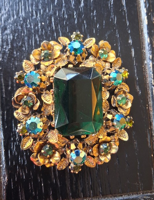Spilla vintage con strass  e  un grande cristallo 