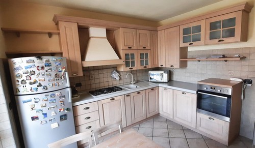 Cucina angolare in legno chiaro