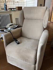 Poltrona con poggiapiedi regolabile