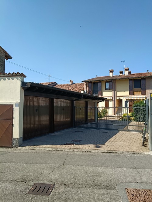 Bilocale recente in centro paese con box